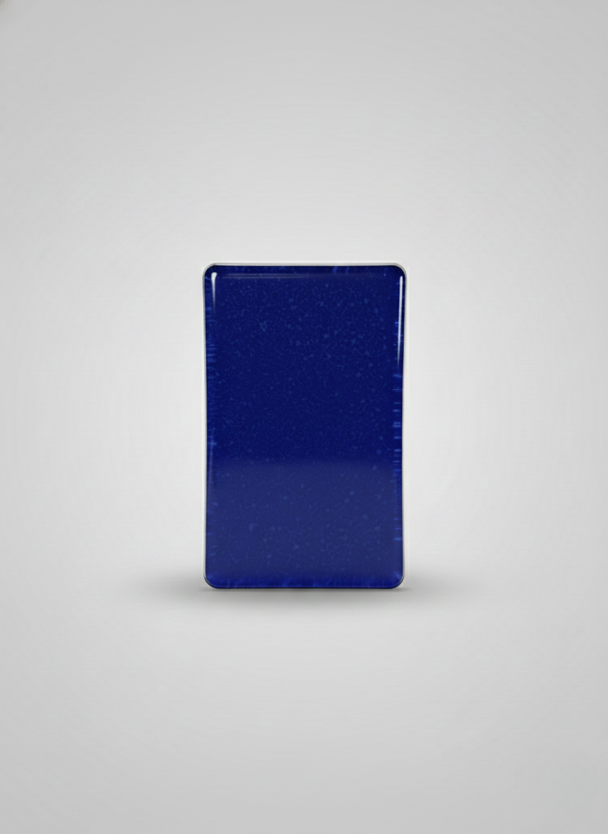 Infinity Glass: Masterpiece Edition - Λεπτομέρεια του βαθύ μπλε γυαλιού της smart επαγγελματικής κάρτας Made of Glass